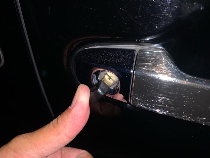 作製したトヨタヴェルファイアのメカニカルキーをドアシリンダーに挿している