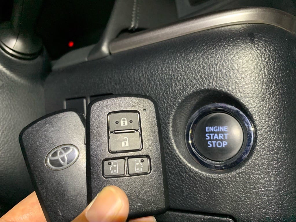 登録が完了したトヨタヴェルファイアのスマートキーを手に持っている