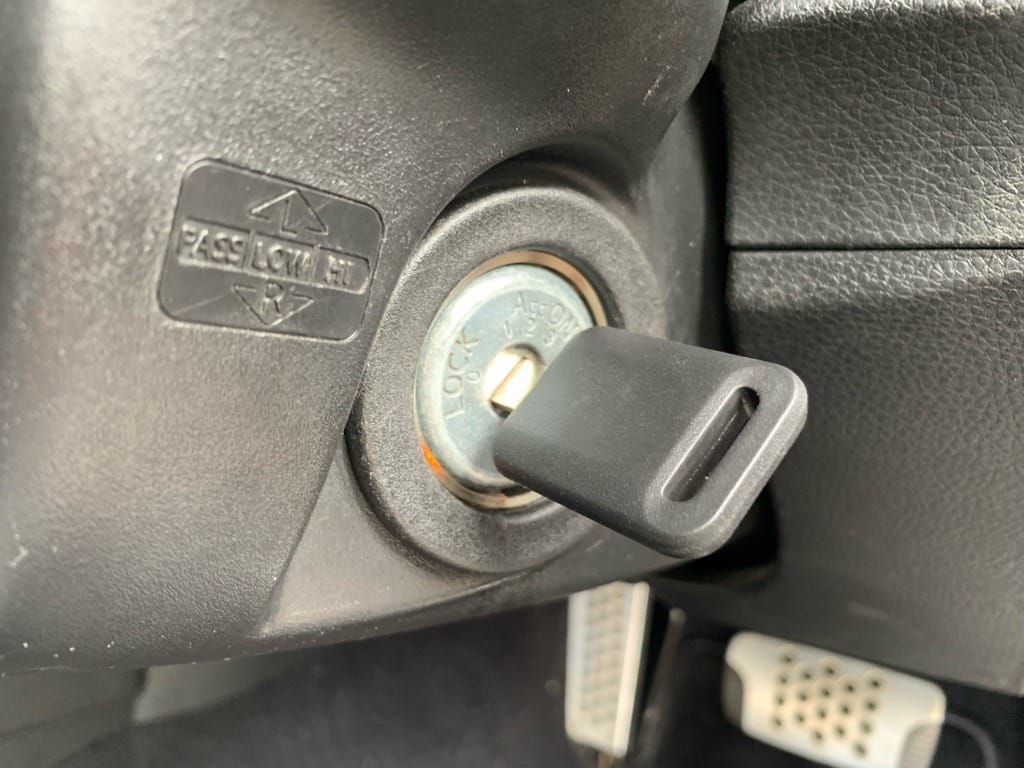 作製した鍵をイグニッションシリンダーに挿している