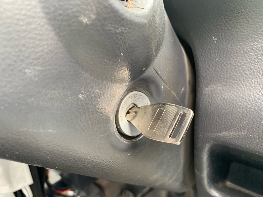 作製したマツダスクラムの鉄キーをキーシリンダーに挿している