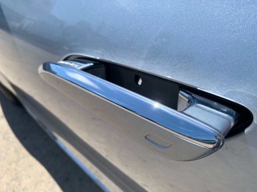 メルセデスベンツはアウターハンドルの奥にドアシリンダーが隠されている