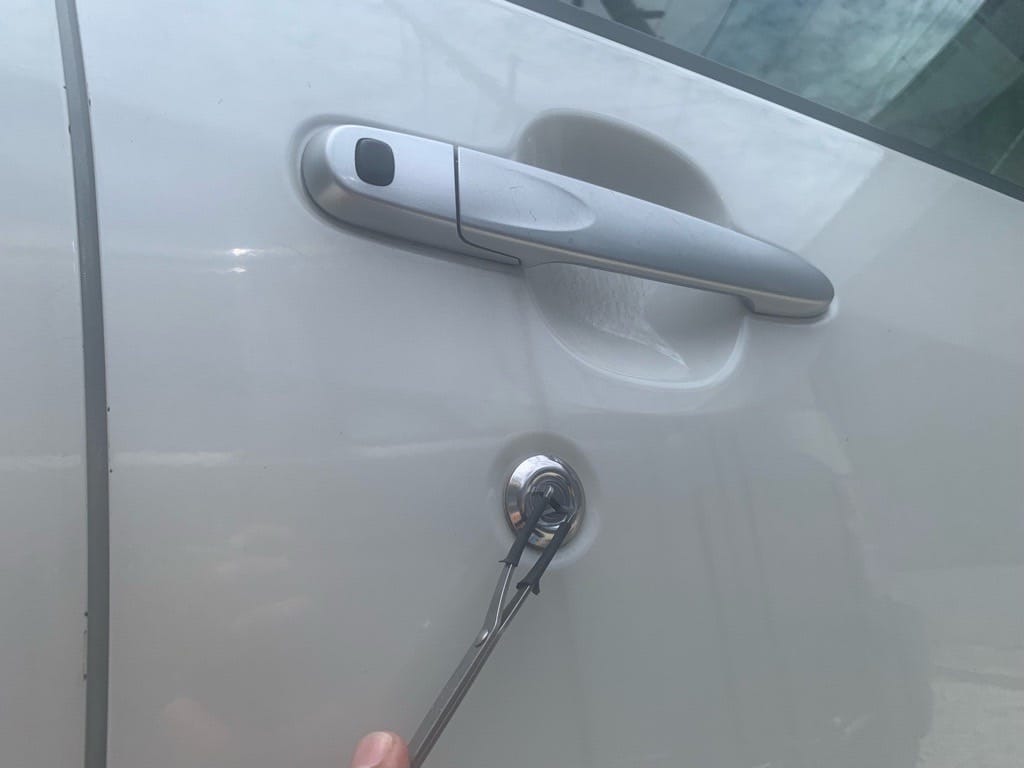 ダイハツムーヴの運転席ドアシリンダーをピッキングする様子