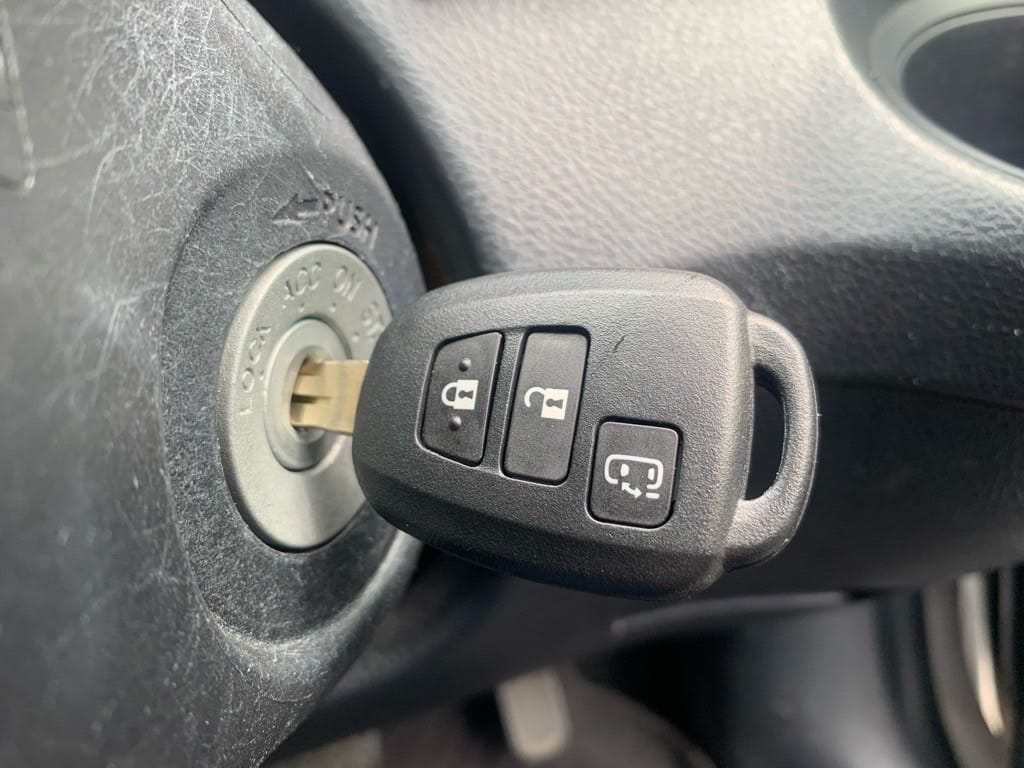 作製したリモコンキーをイグニッションシリンダーに挿している