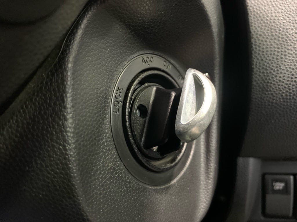 エマージェンシーキーをツイストノブに挿している