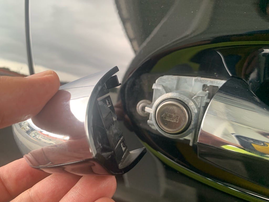 アウターハンドルのカバーを外して現れたドアシリンダー