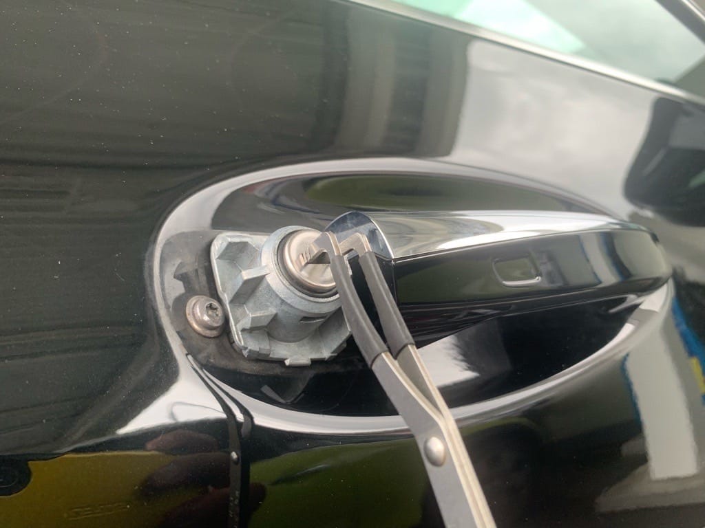 ドアシリンダーをピッキングする様子