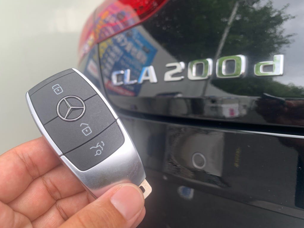 車内から回収したスマートキーを手に持っている