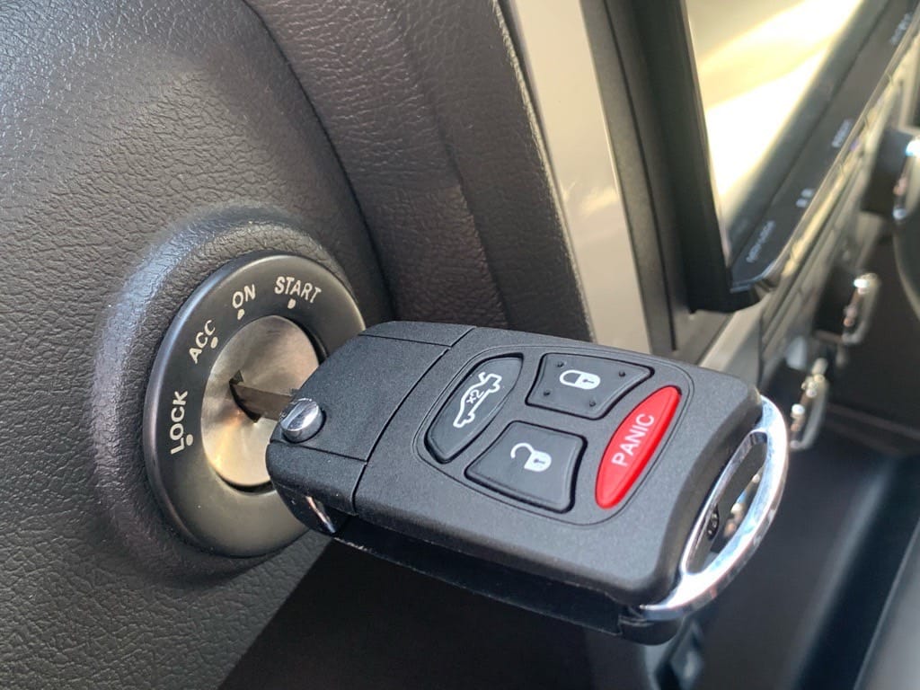 登録が完了したクライスラー300Cのリモコンキーをシリンダーに挿している