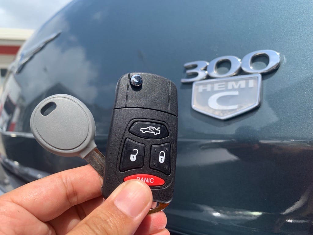 クライスラー300Cのお客様がご用意されたリモコンキーと作製したスペアキ―