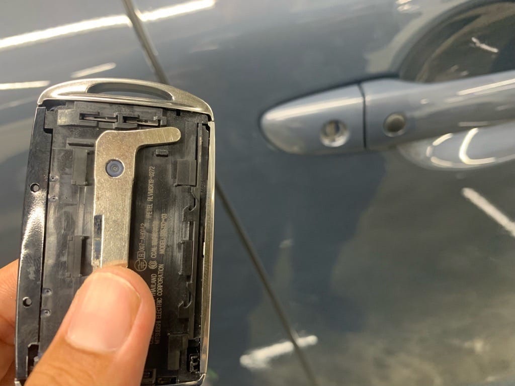 作製したマツダCX8のエマージェンシーキーを収納