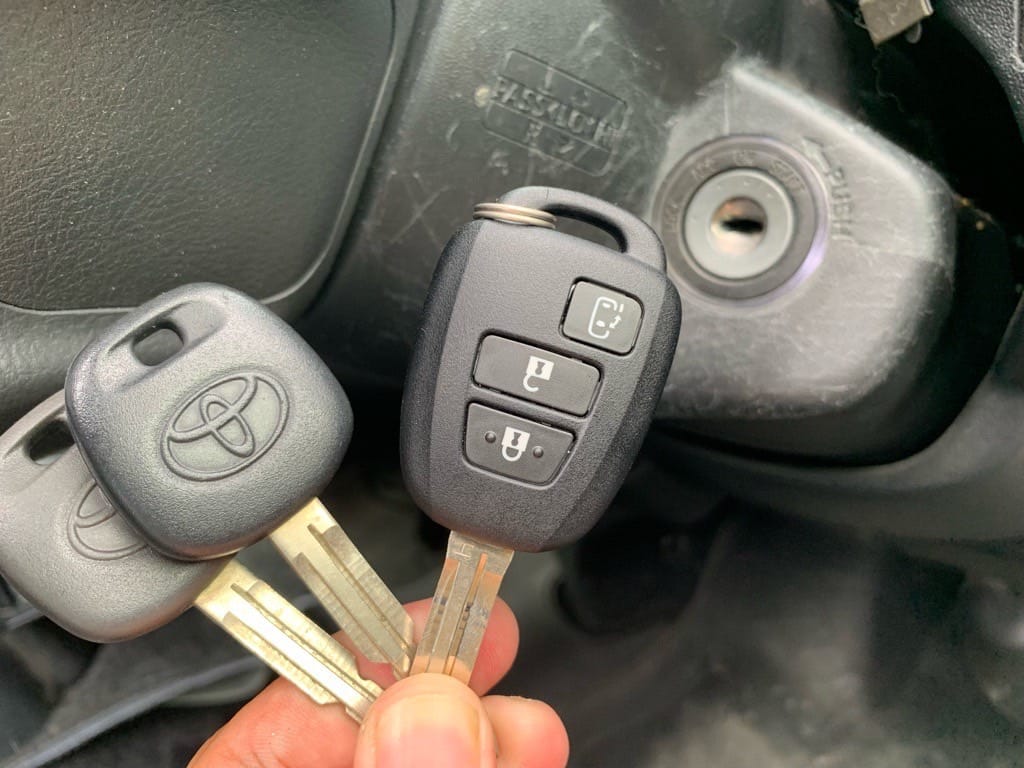 トヨタハイエースの作製したリモコンキーと既存のマスターキー、スペアキ―を手に持っている