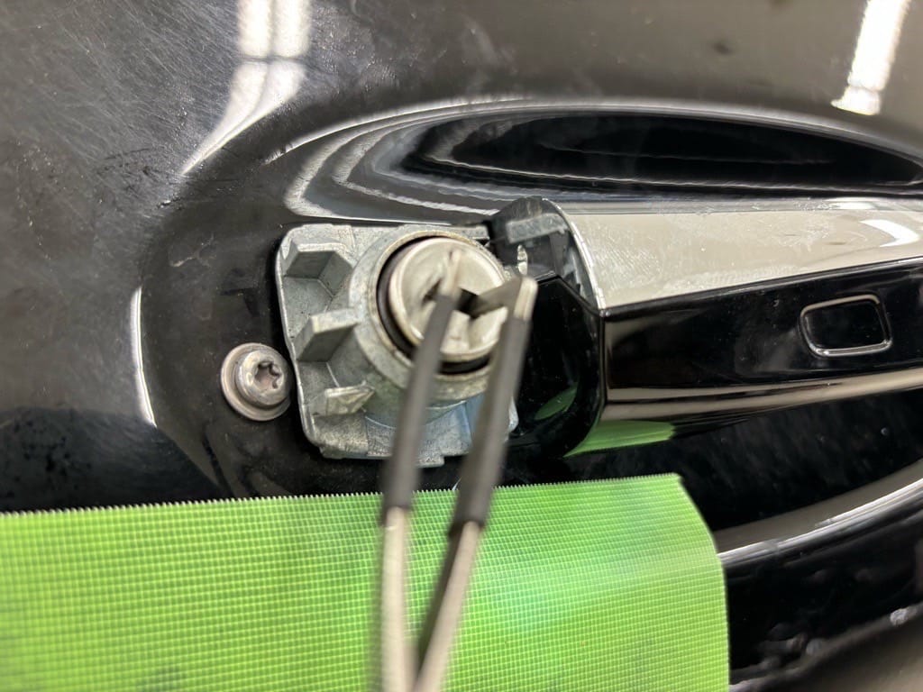 メルセデスベンツのドアシリンダーをピッキングする様子