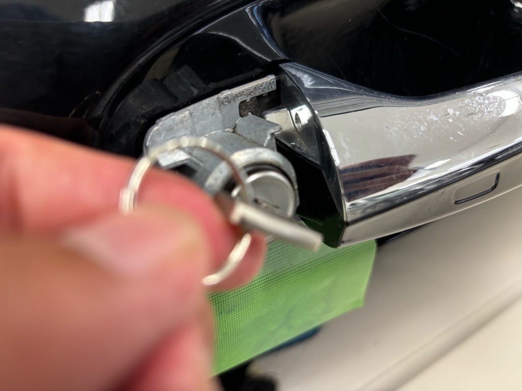 メルセデスベンツのドアシリンダーにメカニカルキーを挿している