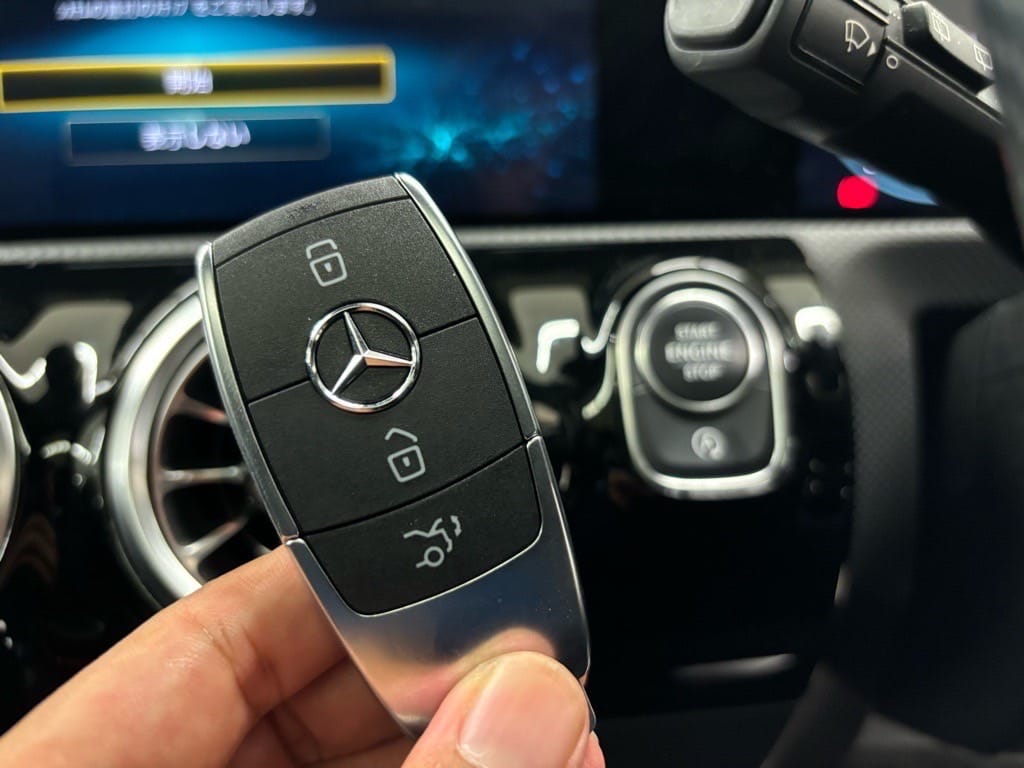 回収したメルセデスベンツのスマートキーを手に持っている
