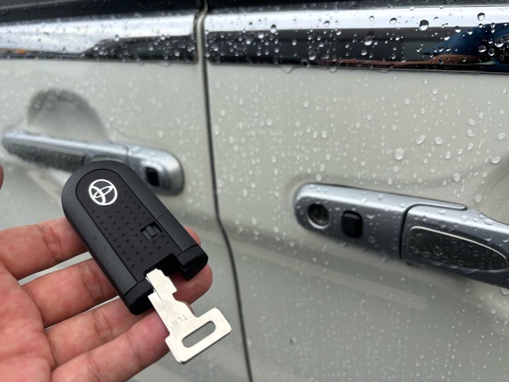 登録が完了したトヨタル―三―のキーフリーリモコンに作製したメカニカルキーを収納