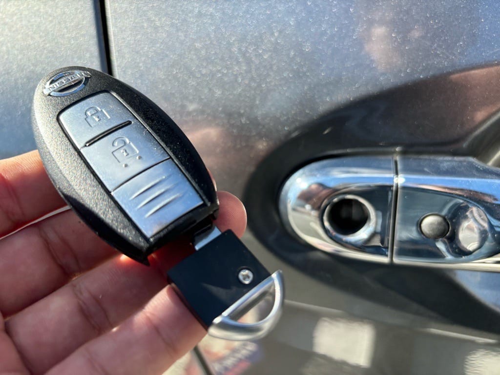 登録が完了した日産ノートのスマートキーに作製したメカニカルキーを収納