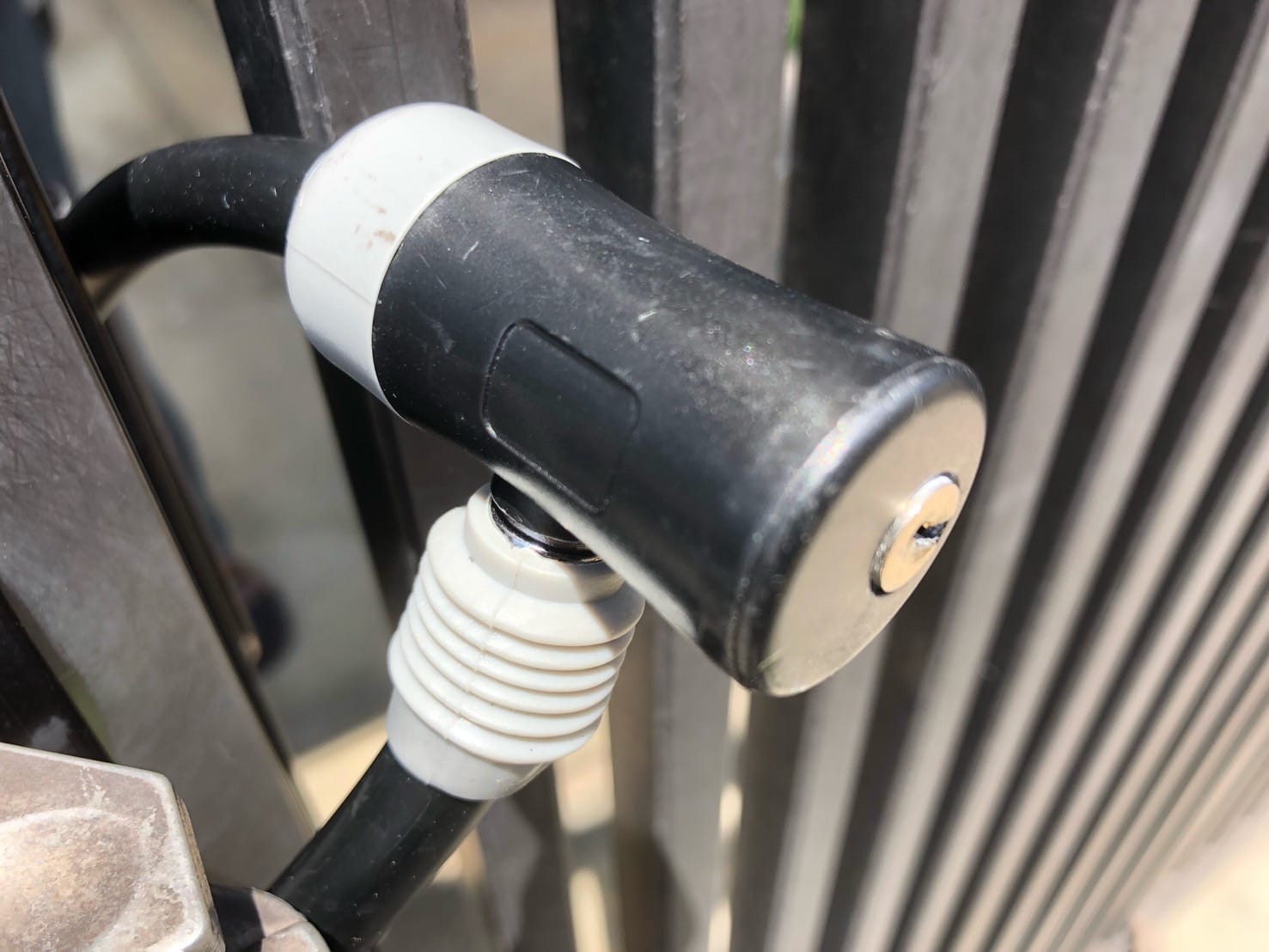 扉に付いているワイヤーロック