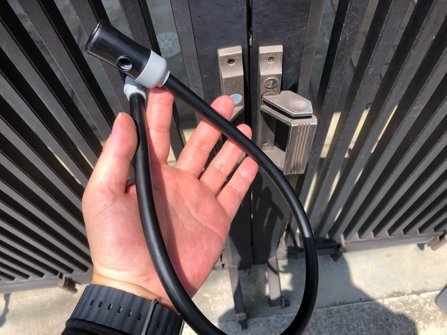 ピッキングで解錠し、扉から外したワイヤーロック