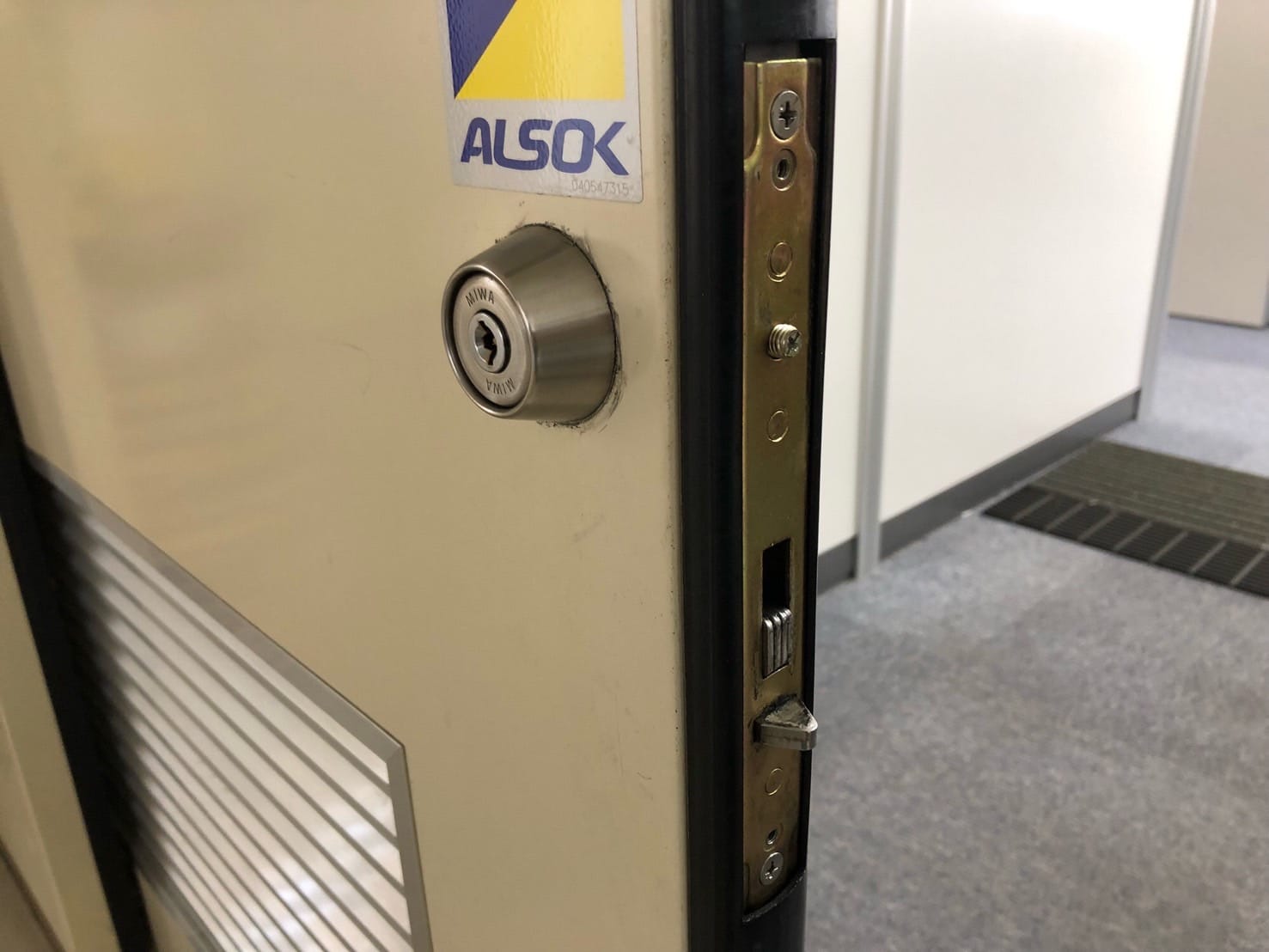 鍵トラブルが起きた事務所入り口ドア