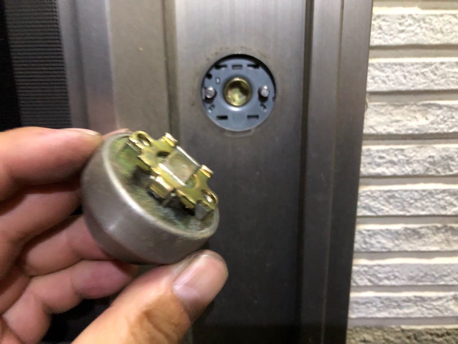 シリンダーを手に持っている