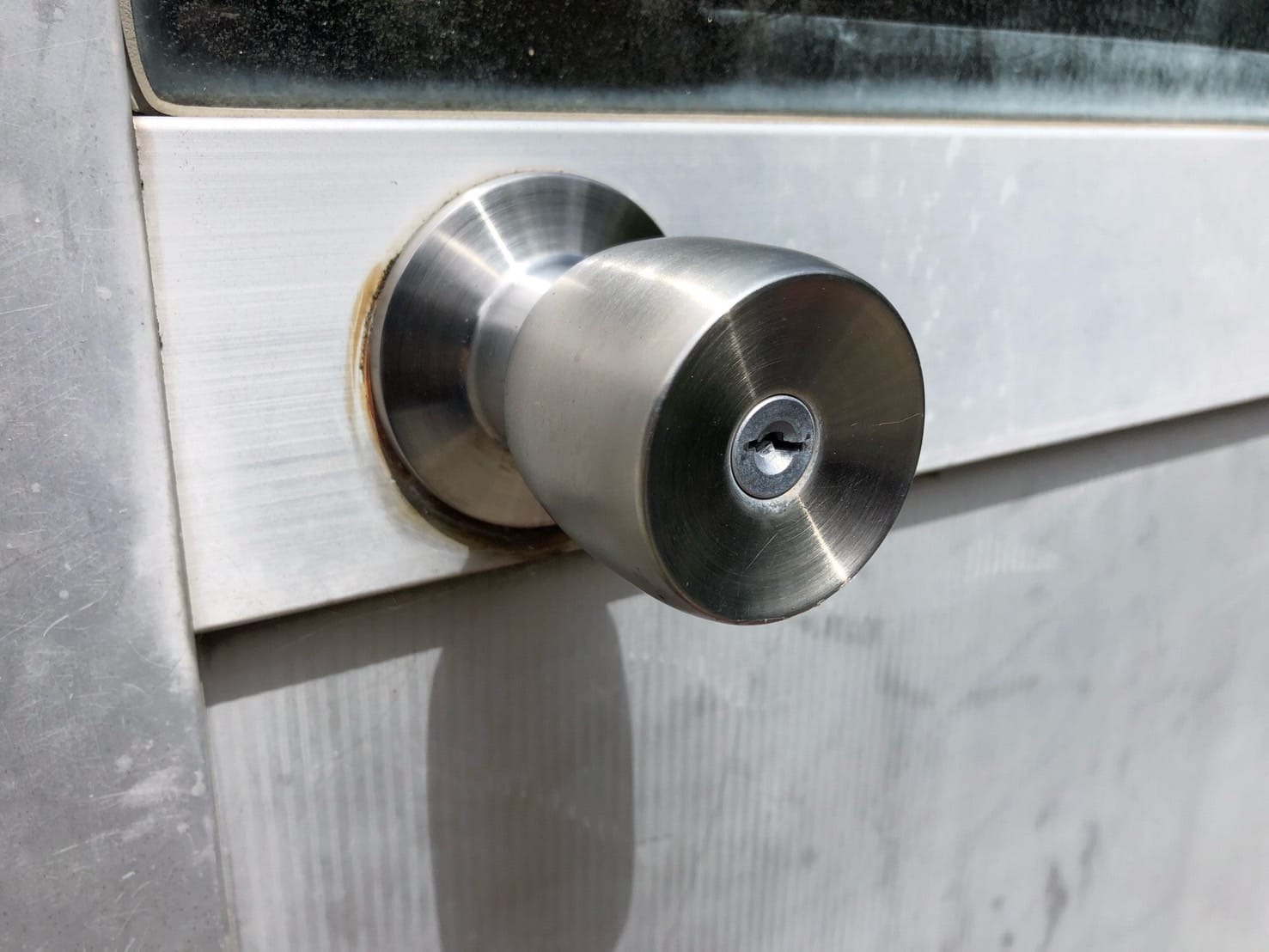 扉に付いている握り玉