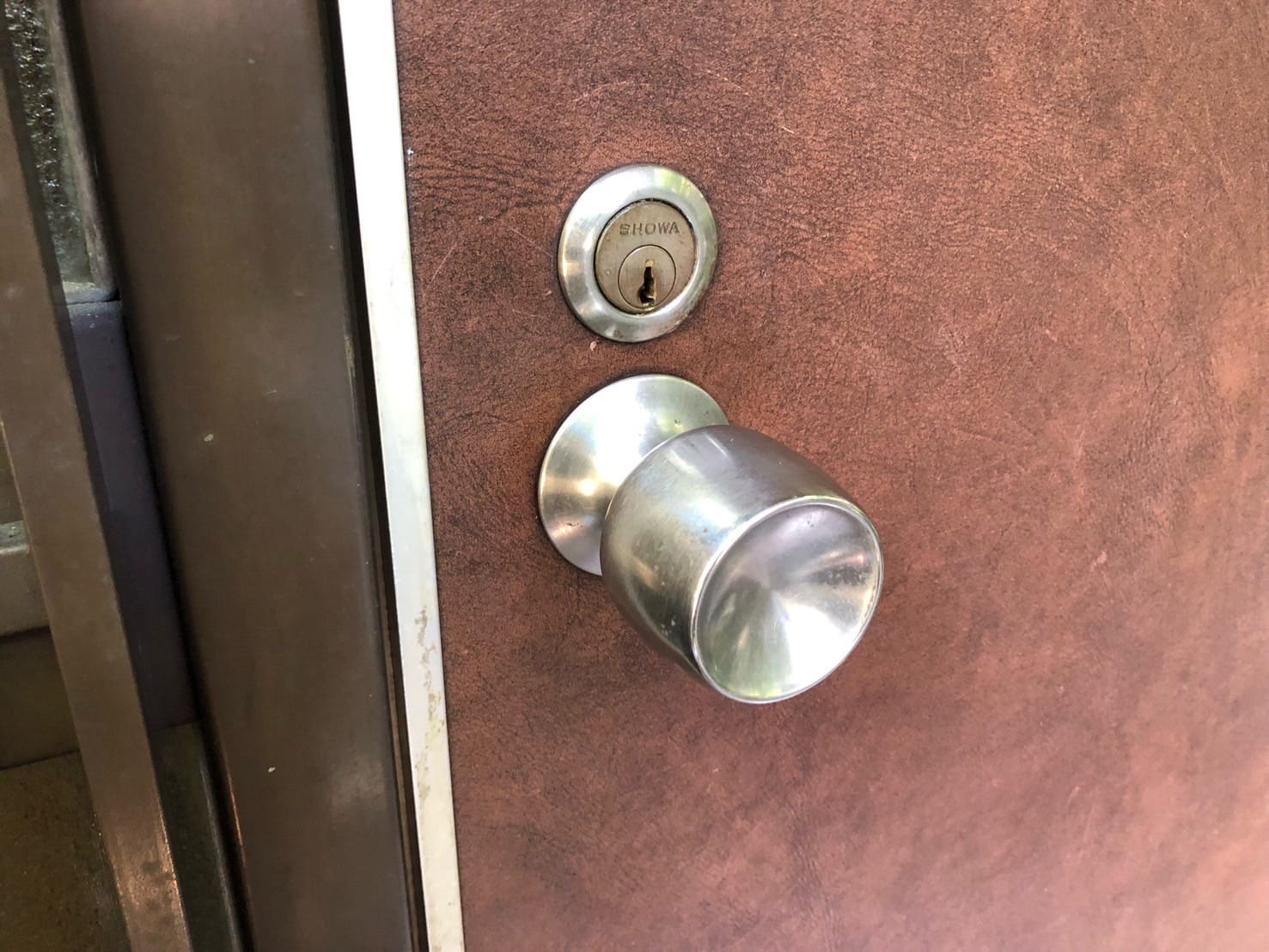 鍵交換のご依頼をいただいたSHOWAのノブが付いた玄関ドア