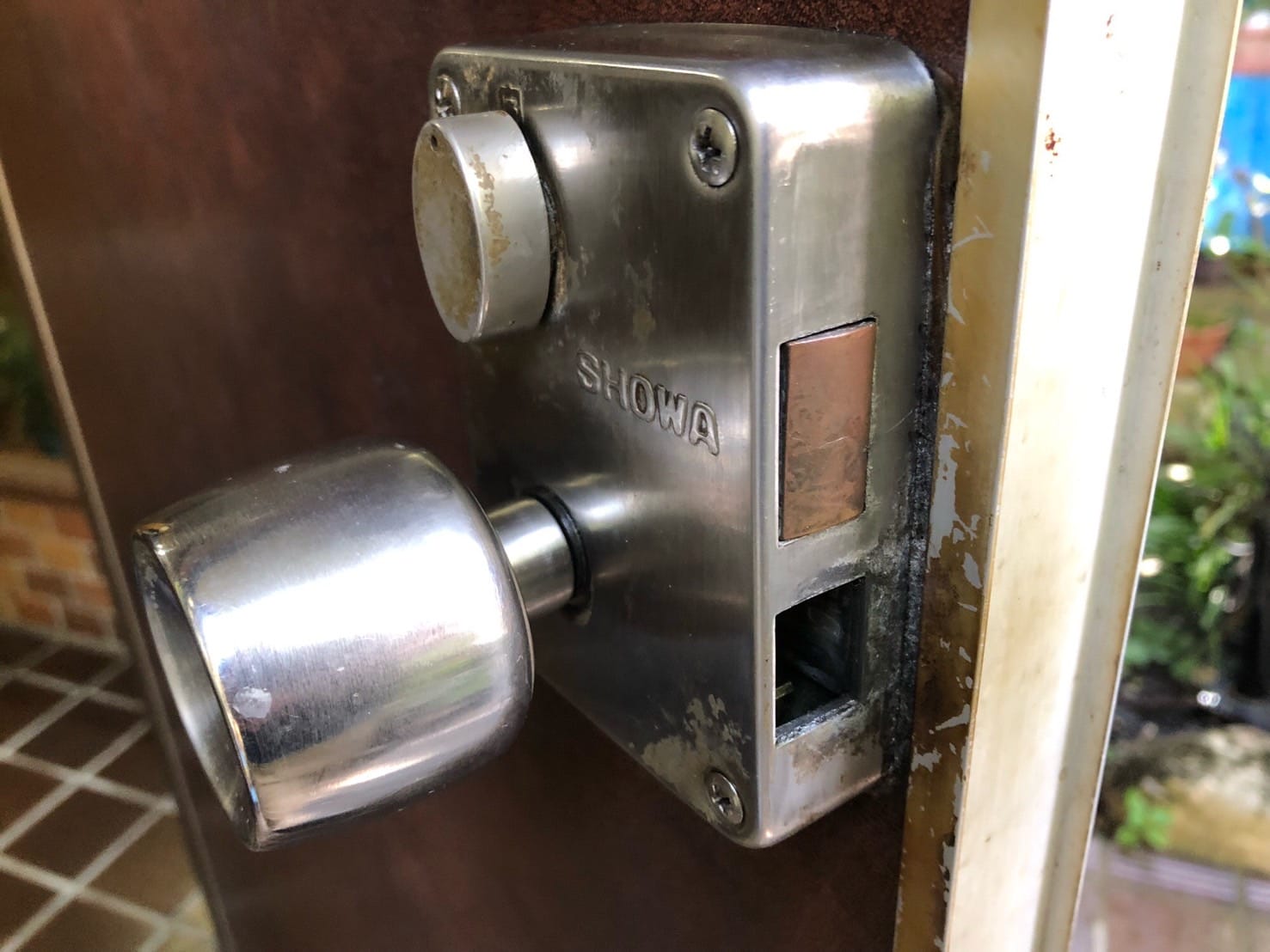 ラッチが取れているノブが付いた面付箱錠