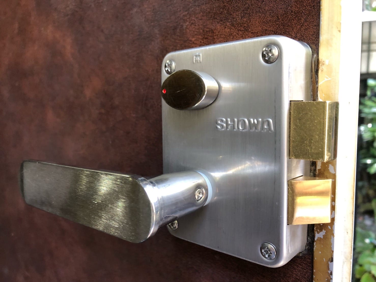 レバーハンドルが付いた面付箱錠