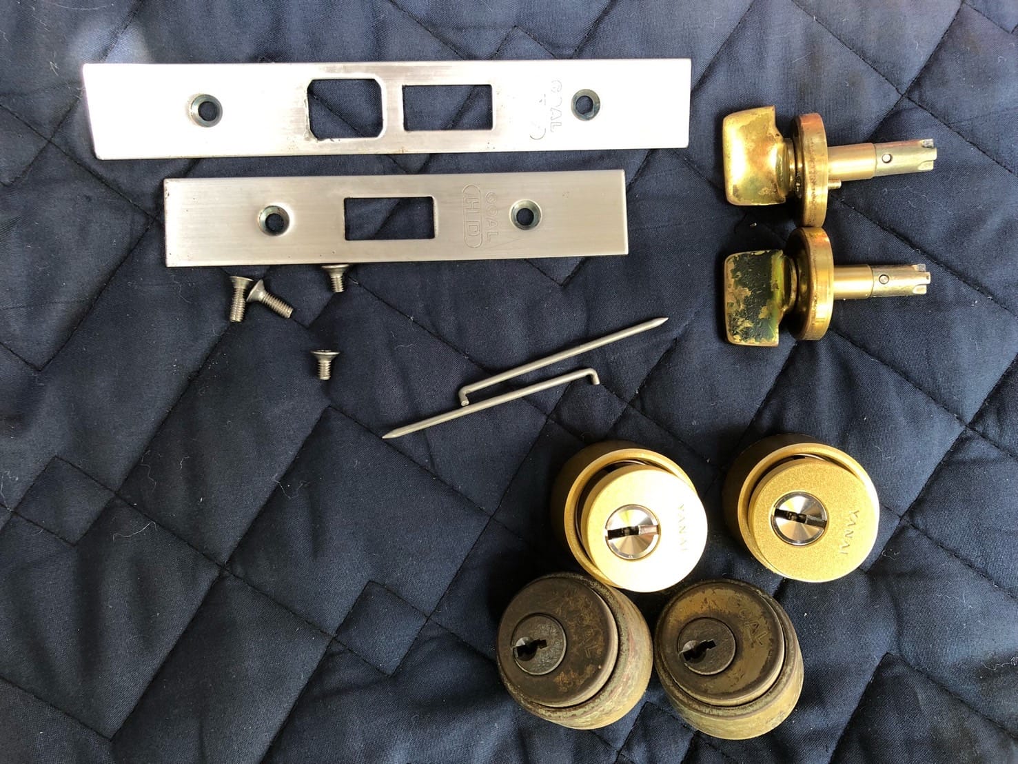 交換予定の鍵と取り外した鍵が並べられている