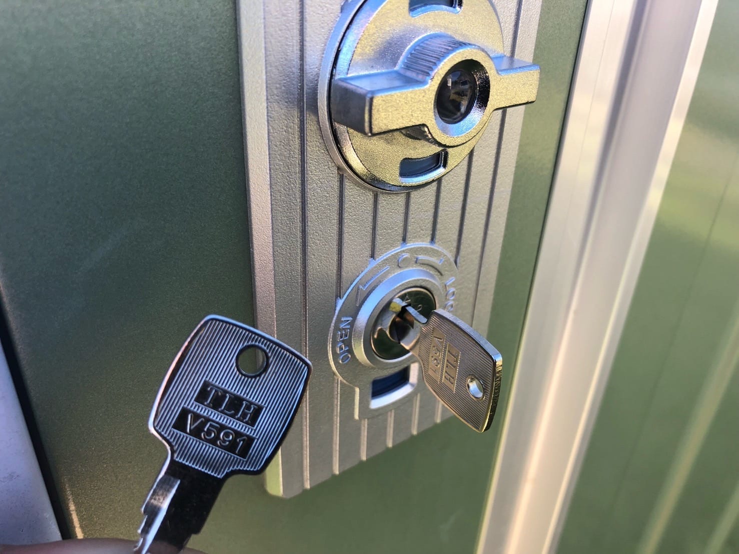 鍵穴にささっている鍵と手に持っている鍵