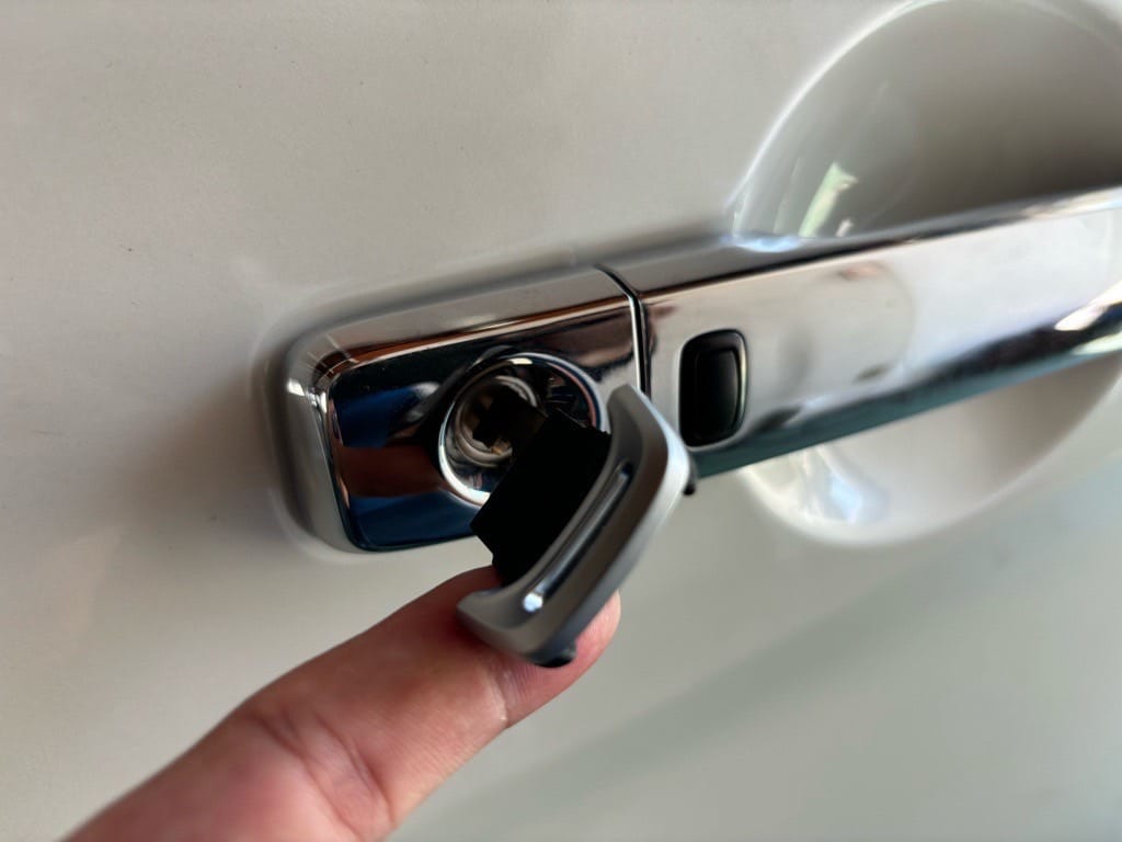 作製した日産セレナのメカニカルキーをドアシリンダーに挿している