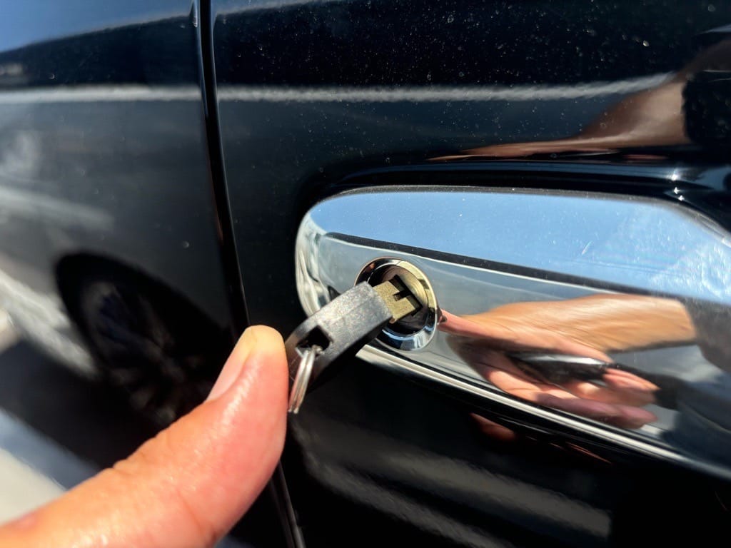 作製したトヨタハリアーのメカニカルキーえおドアシリンダーに挿している