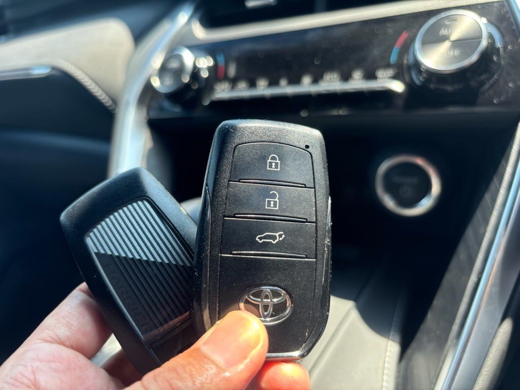 登録が完了したトヨタハリアーのスマートキーを手に持っている