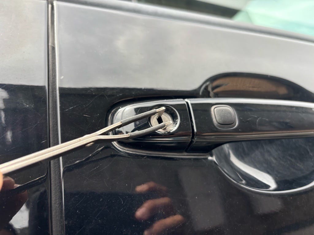 トヨタノアの運転席ドアシリンダーをピッキングする様子