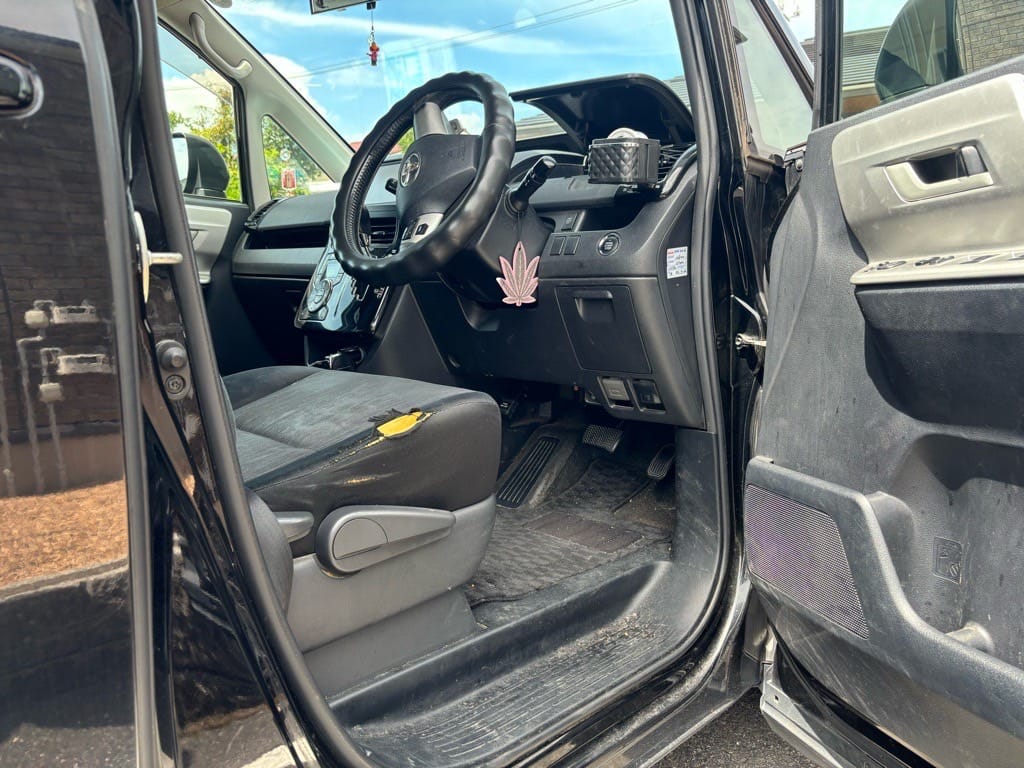 開いたトヨタノアの運転席ドア