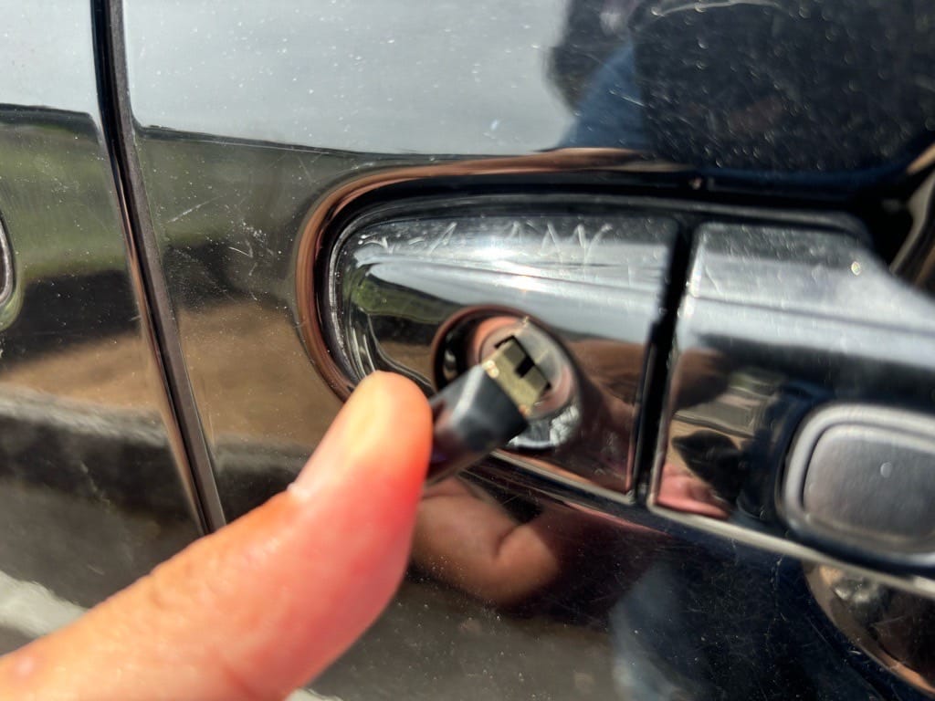 作製したメカニカルキーをドアシリンダーに挿している