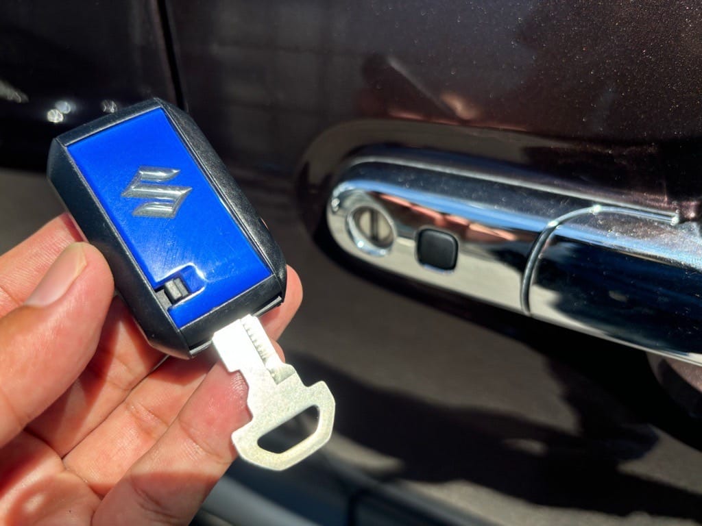 登録が完了したスズキクロスビーのスマートキーに作製したメカニカルキーを収納