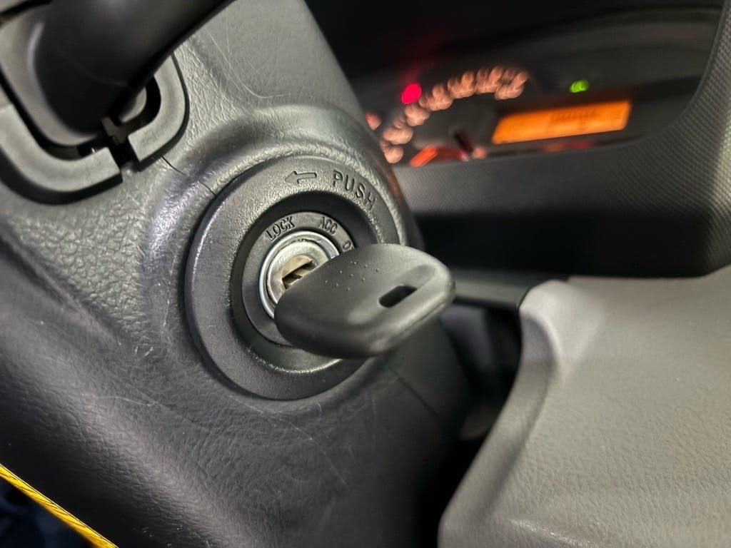 作製したトヨタダイナの鍵をイグニッションシリンダーに挿している