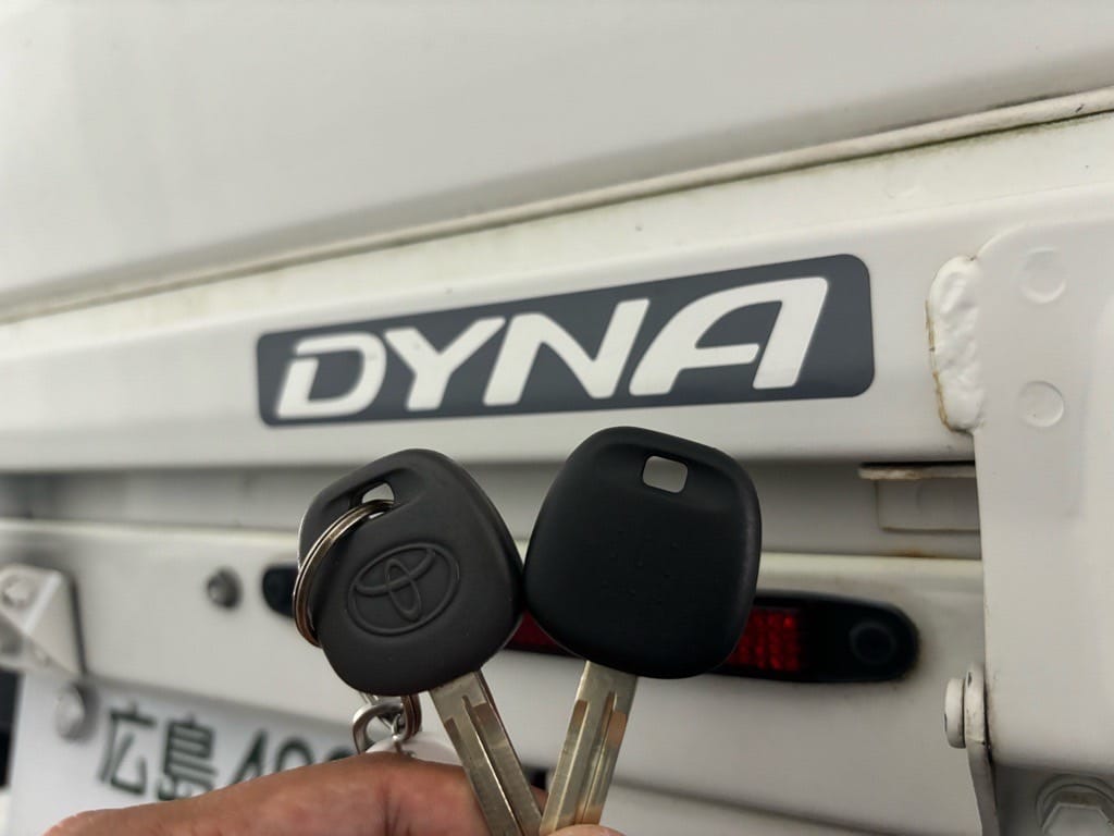 トヨタダイナの既存キーと新しく作製したスペアキ―を手に持っている