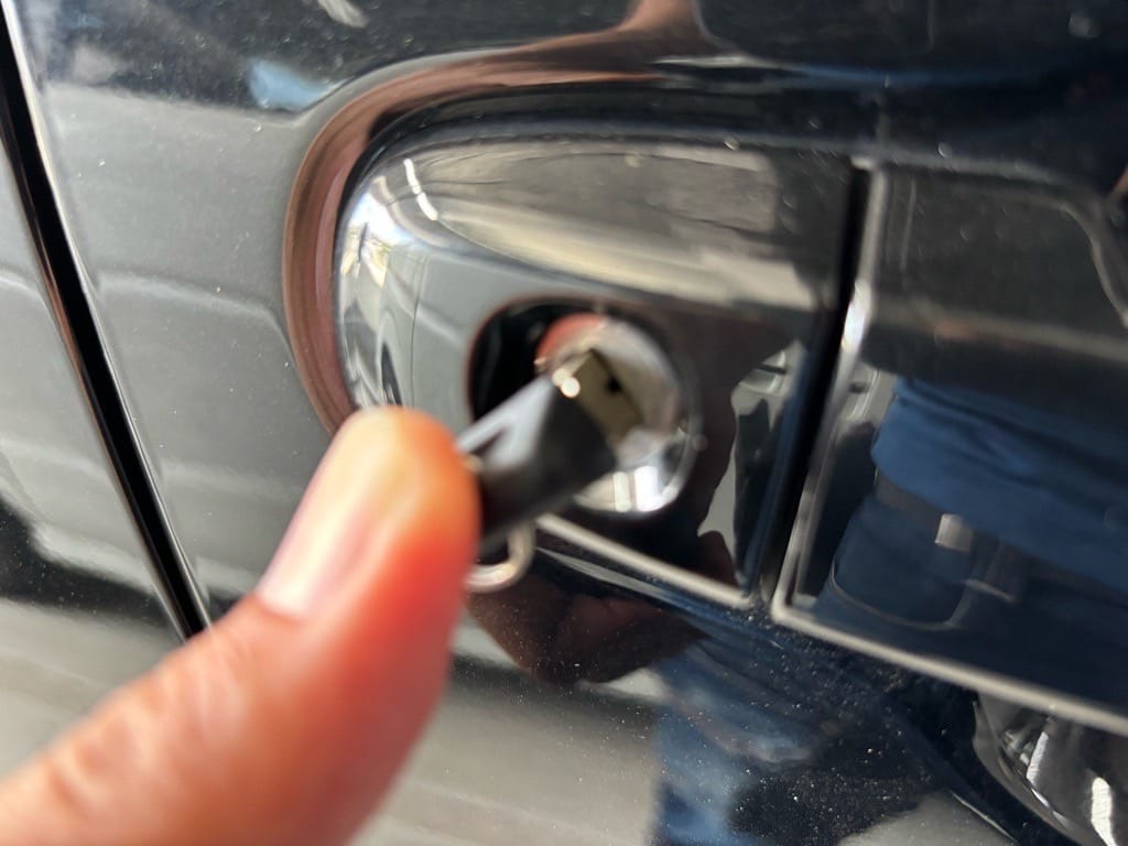 作製したトヨタシエンタのメカニカルキーをドアシリンダーに挿している