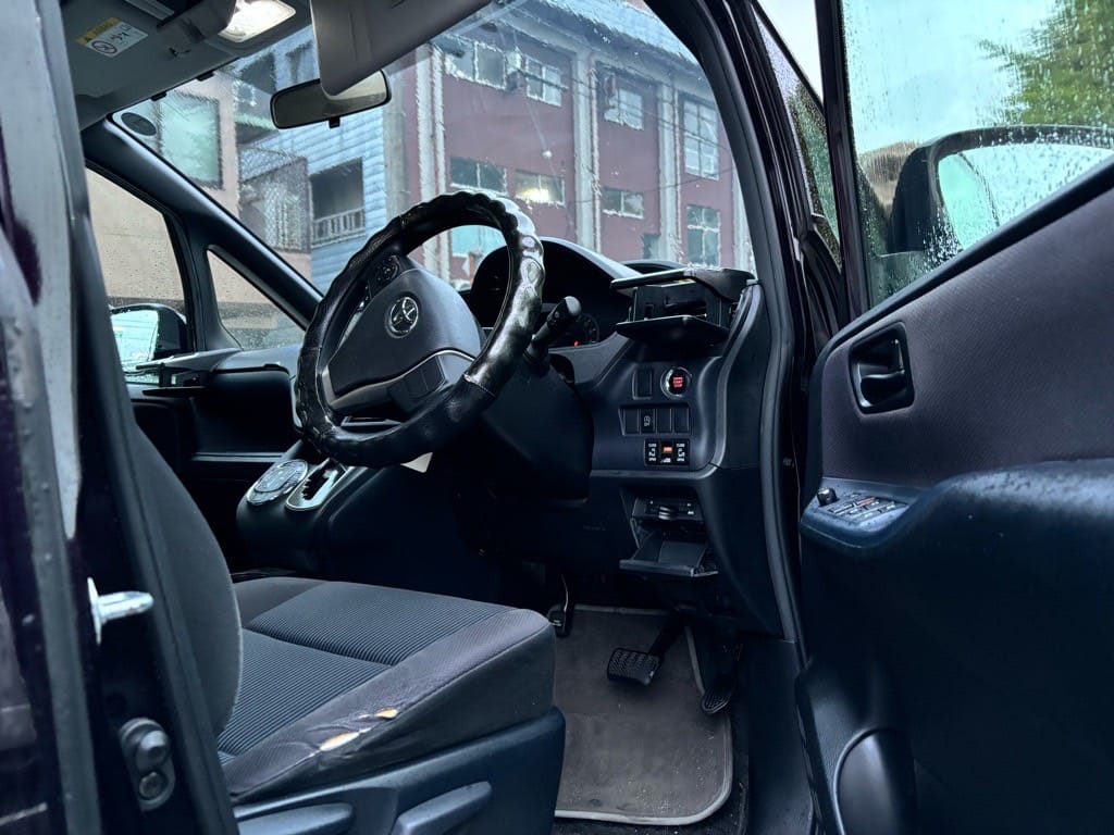 トヨタノアの運転できドアが開いている