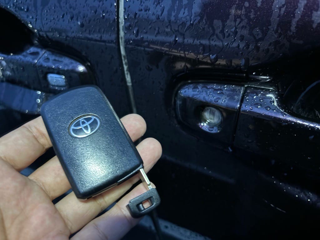 登録が完了したトヨタノアのスマートキーに作製したメカニカルキーを収納