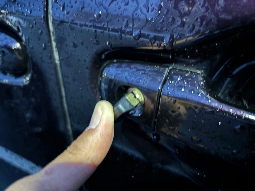 トヨタノアの作製したメカニカルキーをドアシリンダーに挿している