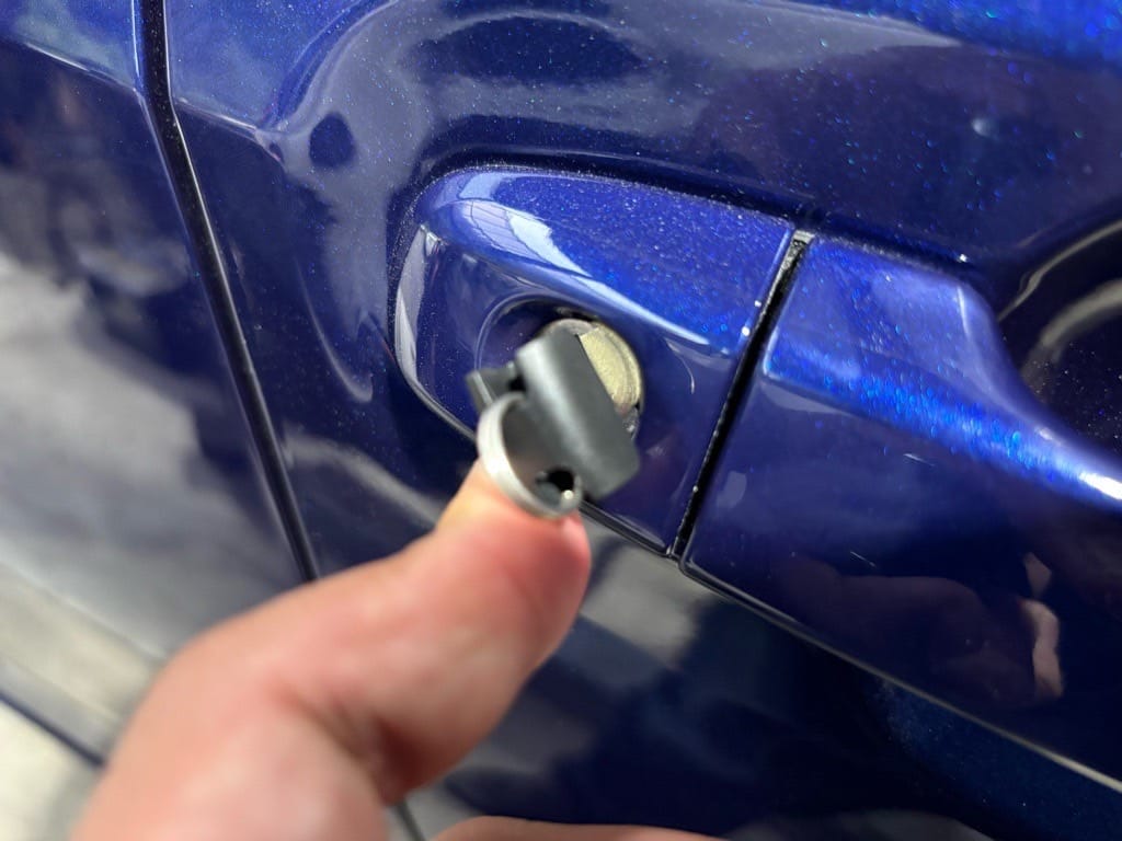 作製したスバルレヴォーグのメカニカルキーをドアシリンダーに挿している