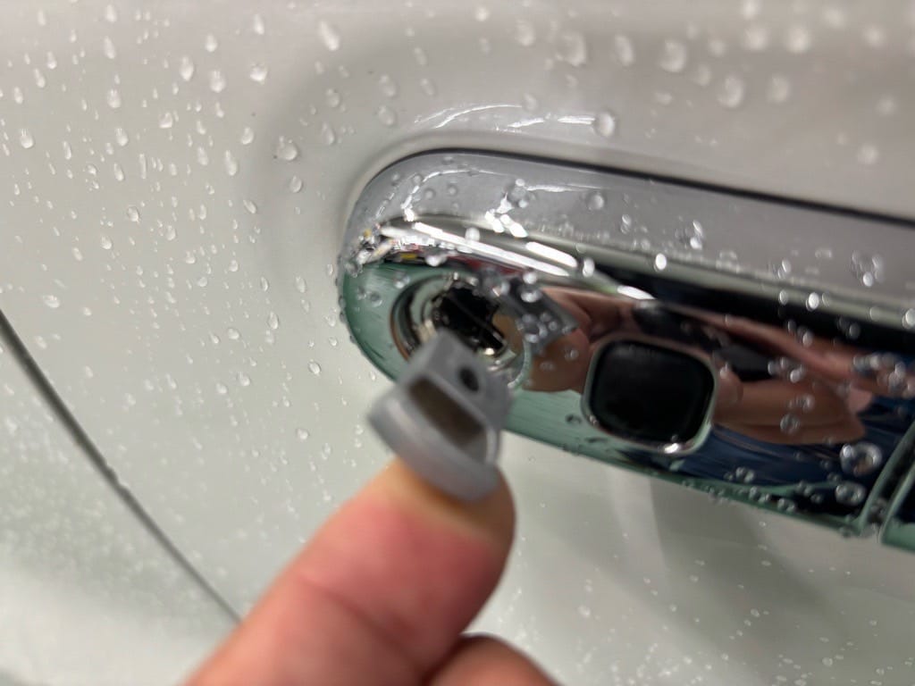 作製したスズキハスラーのメカニカルキーをドアシリンダーに挿している