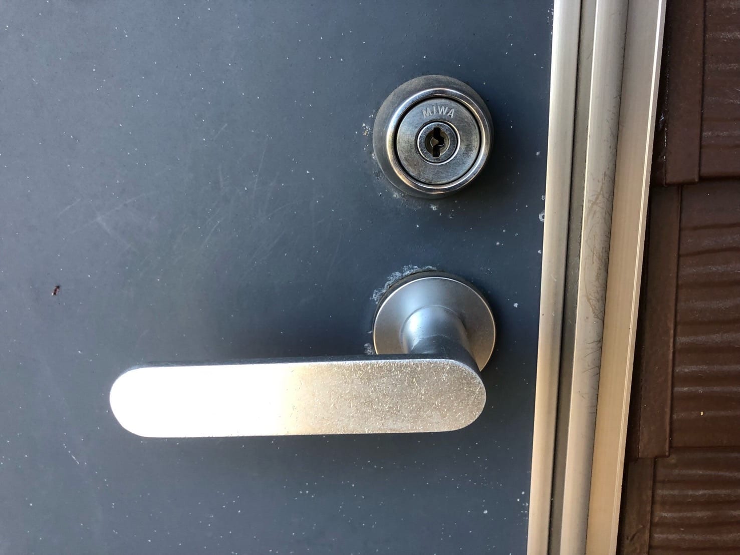 MIWAの1ロックレバーハンドル錠と旧式のディスクシリンダー
