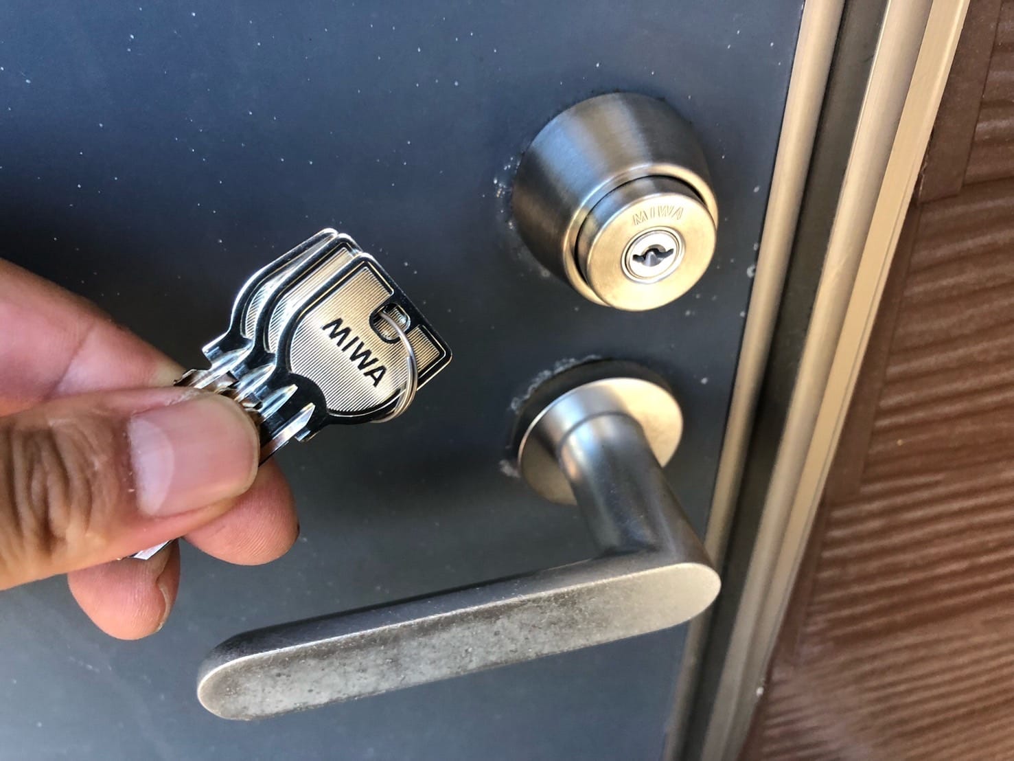 新しく取り付けたU9シリンダー、鍵3本を手に持っている