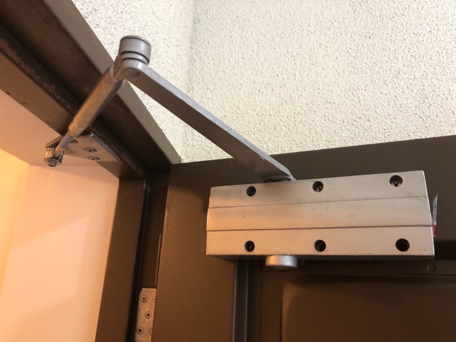 交換前のドアクローザー