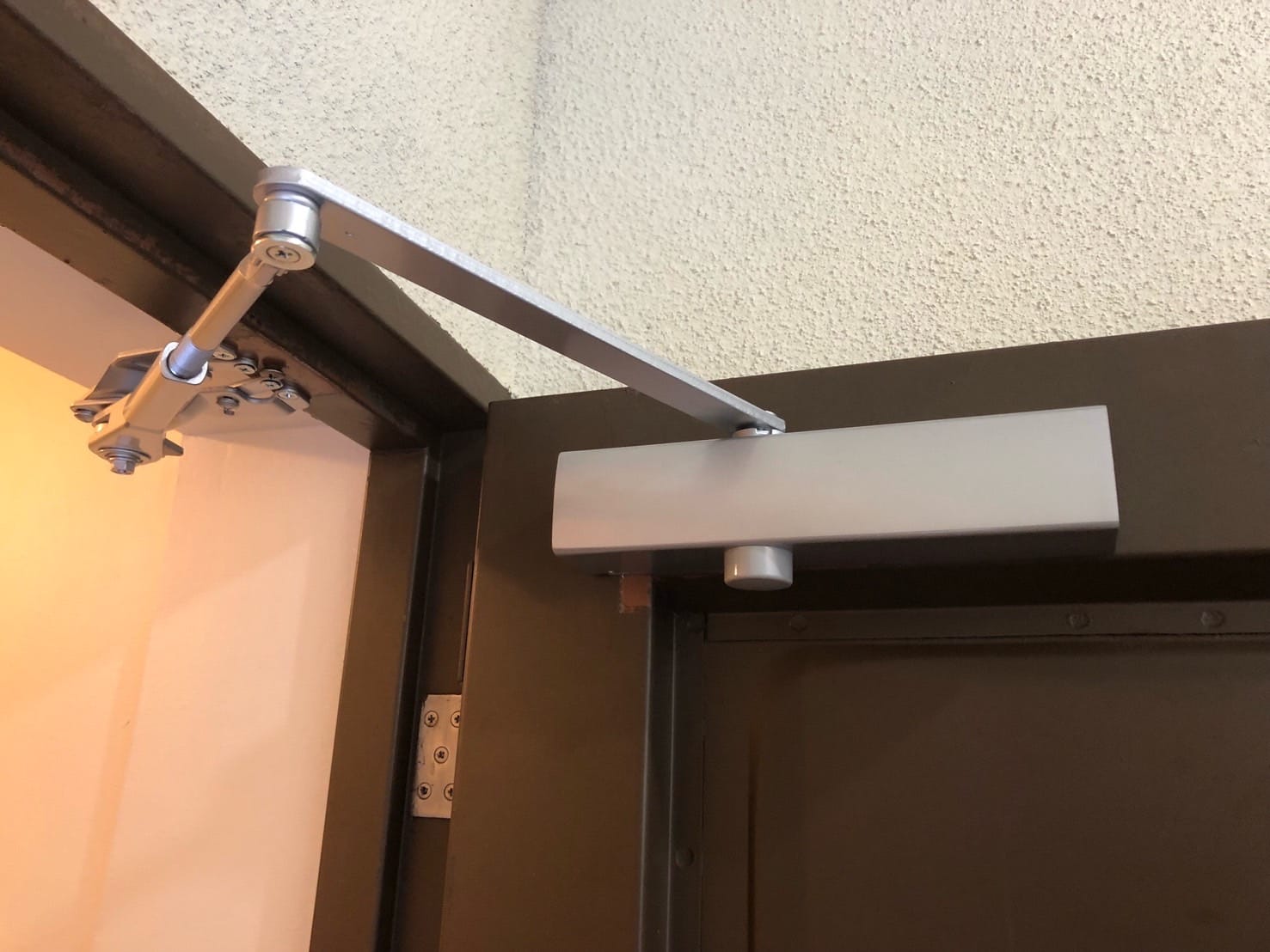 交換後のドアクローザー