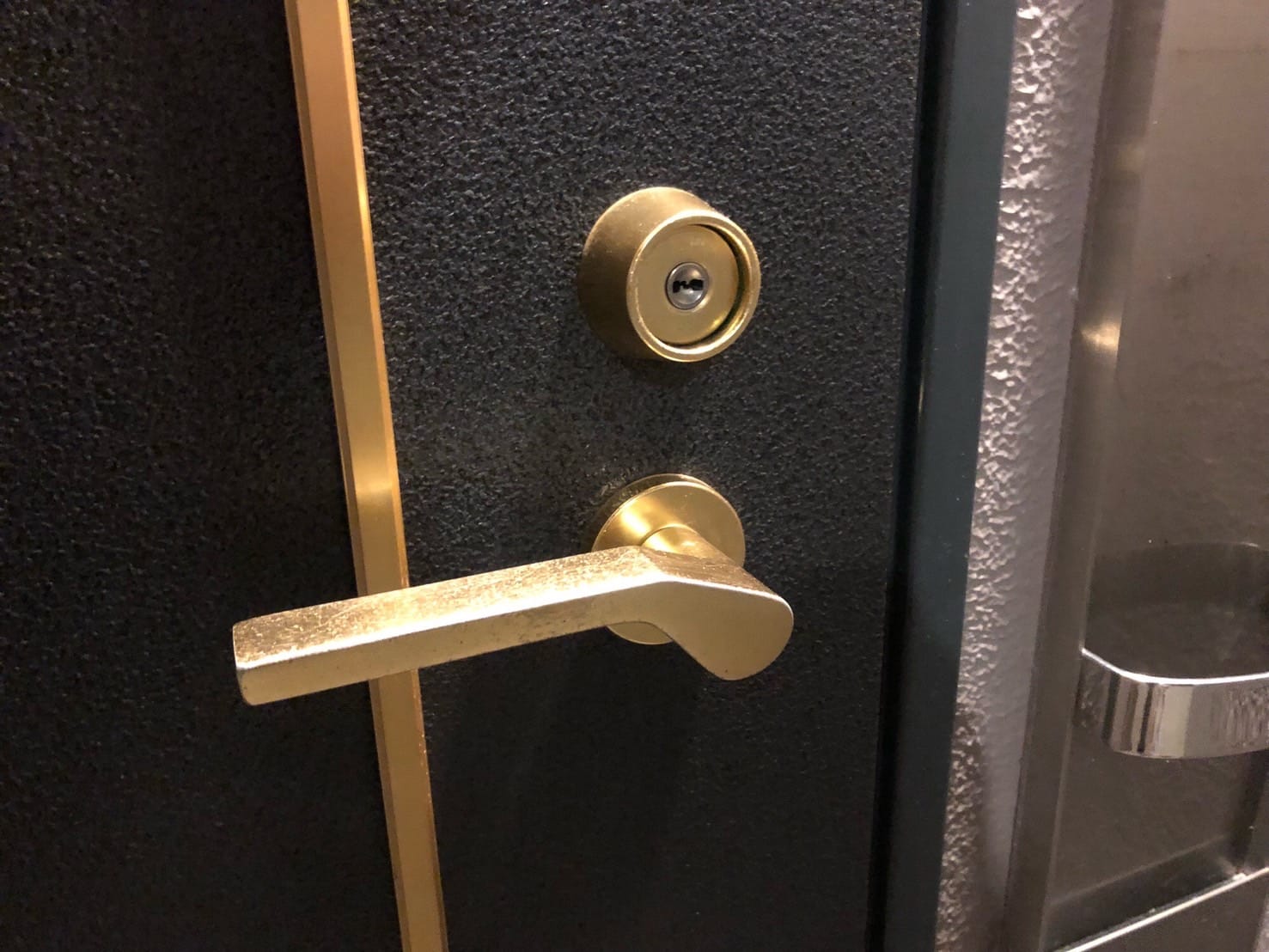 鍵交換のご依頼をいただいた玄関ドア